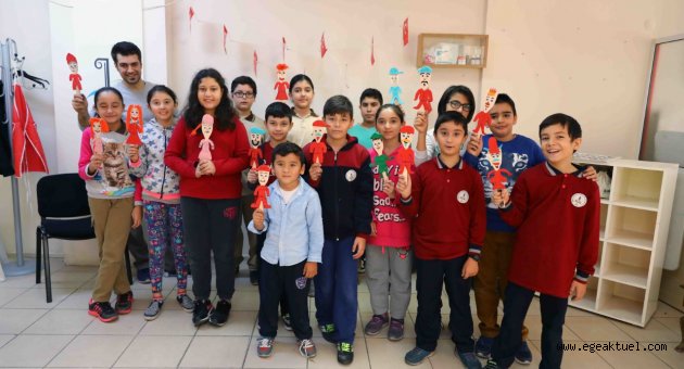  Bayraklılı çocuklar kukla yapmayı öğreniyor
