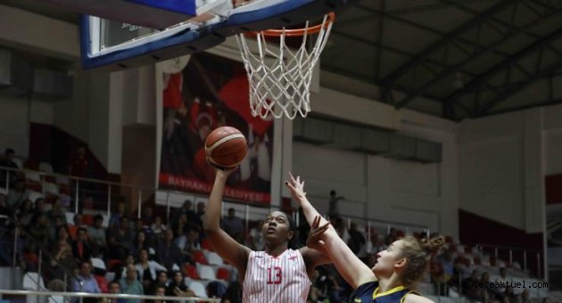 Bayraklı'nın perileri galibiyetle başladı
