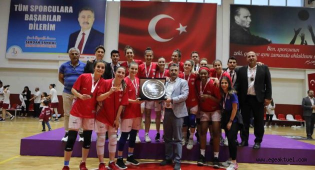 Bayraklı'nın perileri sezonu 3'üncü tamamladı