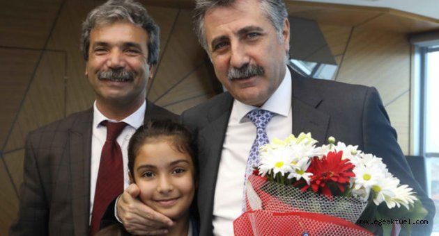 Belediye kapılarını halka açtı, ziyaretçi akınına uğradı