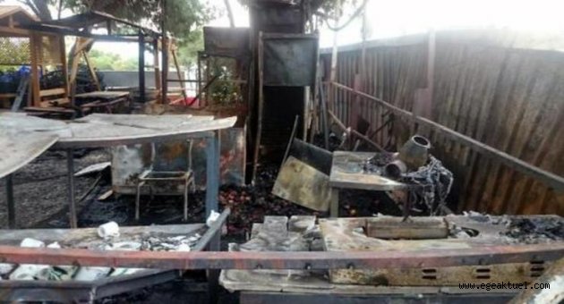 Bergama Antik Kenti girişinde yangın; 5 dükkanda hasar var