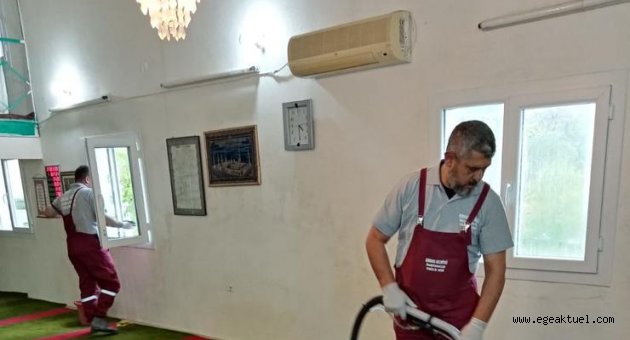 Bergama’da ibadethaneler temizleniyor