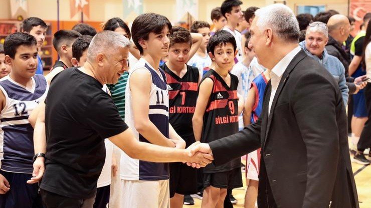 Bergama’da Cumhuriyet Bayramı Coşkusu Basketbol Sahasına Taşındı