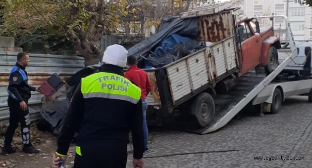 Bergama'da hurda araçlar kaldırılıyor