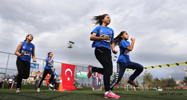 Bin genç sporcu İzmir'in Annesi için koştu