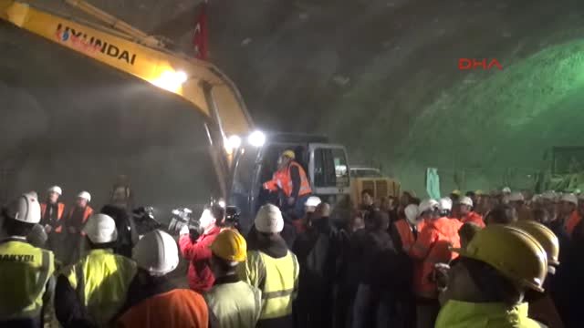 Binali Yıldırım İş Makinasından İnerken Araç Çalışınca Panik Yaşandı