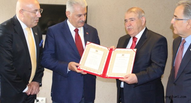 Binali Yıldırım İzmir’in her kesimini dinliyor