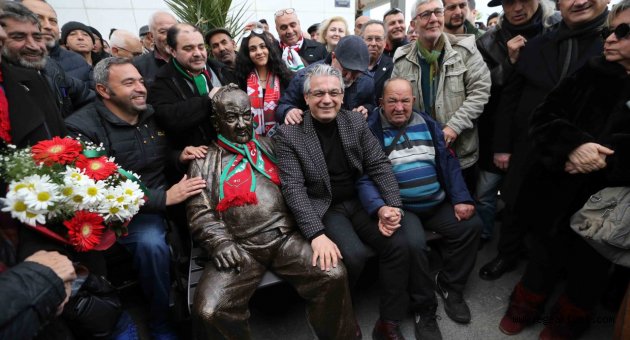  “Bir Baba Hindi” Mustafa’nın heykeli dikildi!