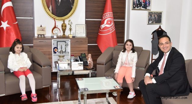 Bornova Belediye Başkanlığı makamı 23 Nisan’da çocukların oldu