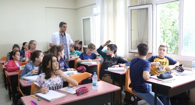 Bornova Belediyesi’nden 5500 öğrenciye eğitim desteği