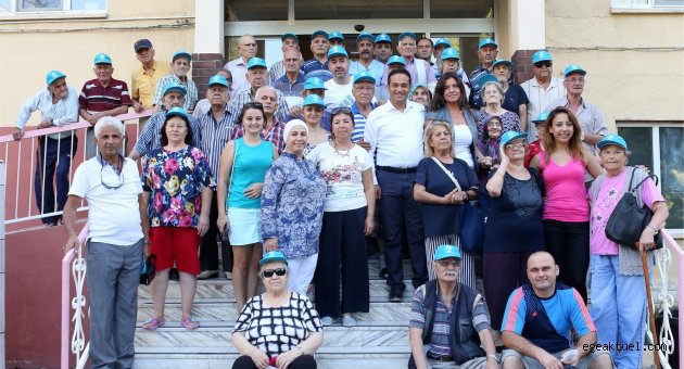 Bornova Belediyesi’nden huzurevi sakinlerine deniz gezmesi