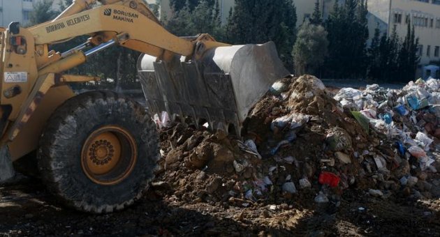 Bornova Belediyesi’nden kaçak moloz dökümlerine suçüstü