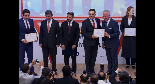 Bornova Belediyesi’ne Türkiye Bilişim Vakfı ve TÜSİAD onuru
