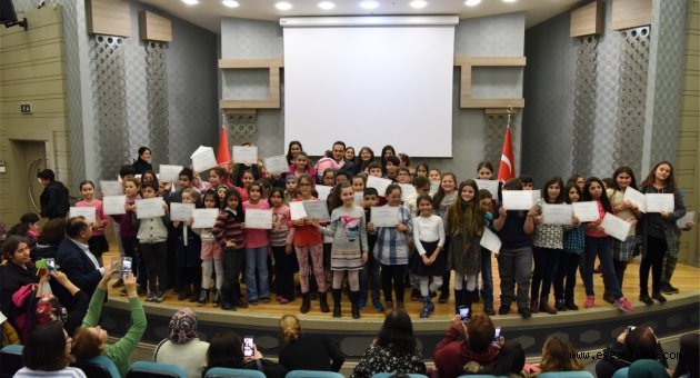 Bornova’da 400 öğrenci daha İngilizce eğitim belgelerini aldı