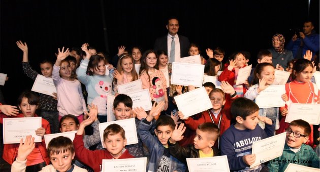 Bornova’da 800 öğrenci ingilizce kursu katılım belgesi aldı