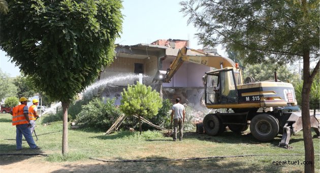 Bornova’da ruhsatsız yapıya geçit yok