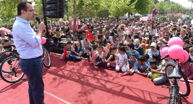 Bornova’da uçurtmalar 23 Nisan rüzgarıyla uçtu