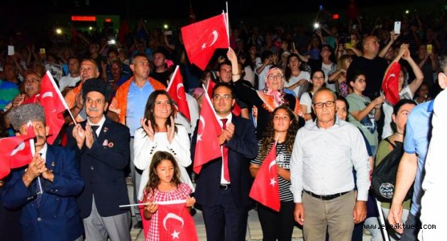 Bornova Marşı’nın “Mustafa Kemal’in askerleriyiz” dizelerini binlerce kişi hep birlikte seslendirdi