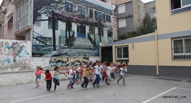 Bornova’nın duvarları sanatla renkleniyor