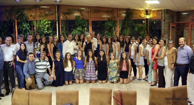 Bornova’nın voleybolcularından çifte kupa