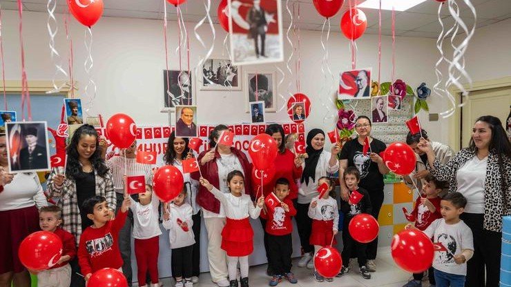 Bornova'da Cumhuriyet Bayramı coşkusu çocuklarla başladı