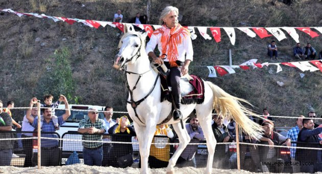 Bornova'da Rahvan atlar Cumhuriyet için koştu
