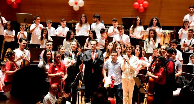 Bornovalı çocuklar “Barış” için söyledi