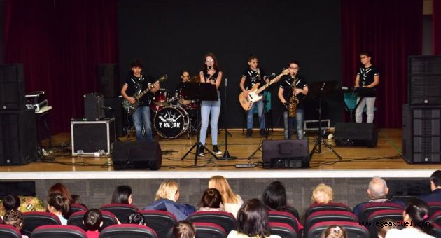 Bornovalı çocukların konser keyfi
