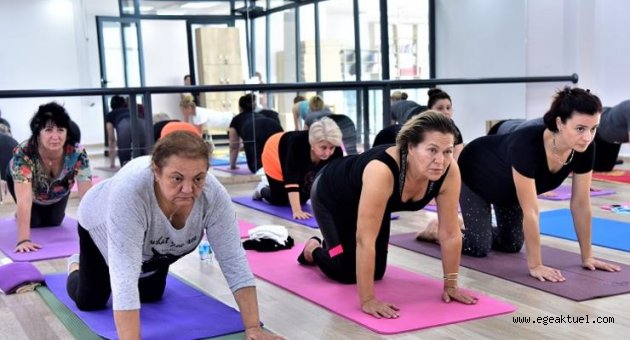 Bornovalı kadınlar "yoga" yaparak stres atıyor
