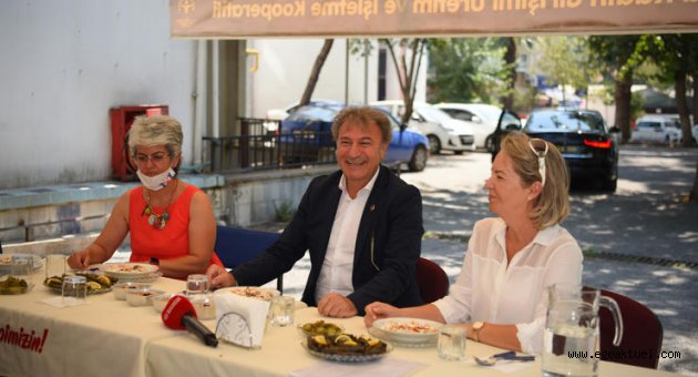 Bornovalı kadınlardan aşure buluşması