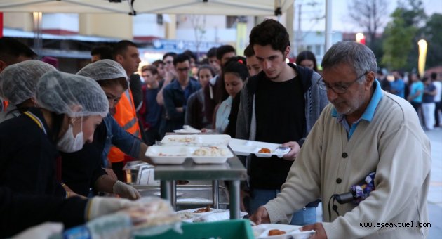 Buca’da 1000 kişilik iftar sofrası
