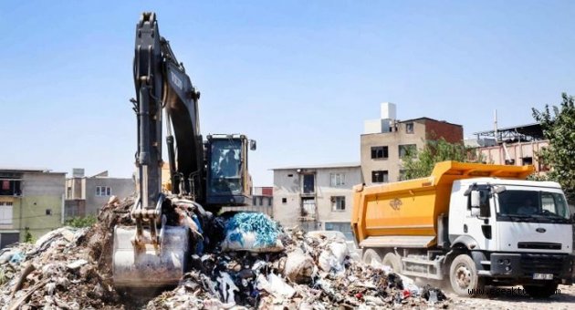 Buca’da 5 bin 400 tonluk moloz dağına neşter