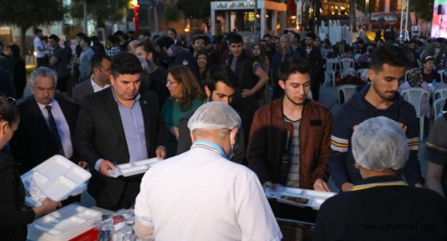 Buca’da ilk iftar Kasaplar Meydanı’nda
