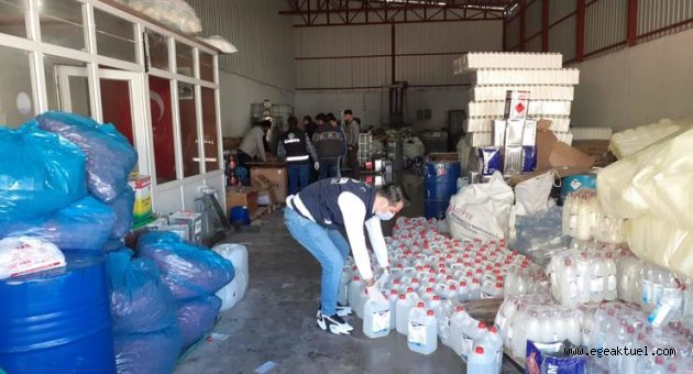 Buca’da koronavirüs denetimleri tam gaz: Kaçak el dezenfektanı ve yüz maskesi baskını