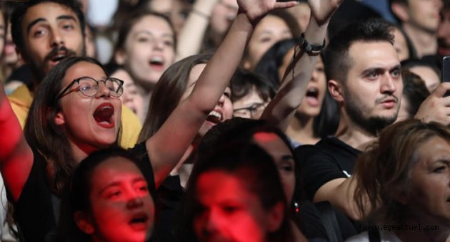 Buca’da kurtuluşa özel bin metrelik Türk bayraklı kortej