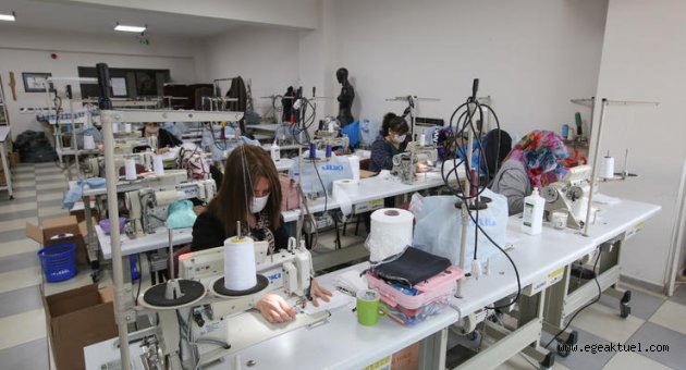 Buca’nın kursiyerleri maske için kolları sıvadı 