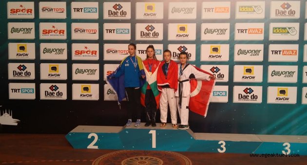 Buca taekwondoda madalyaları topluyor