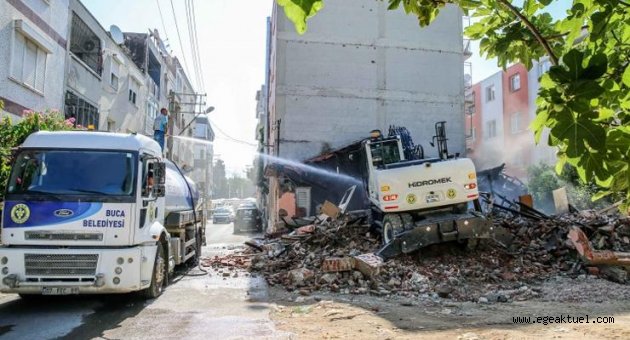 Buca'da metruk bina yıkıldı