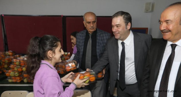 Bucalı çocuklara meyve dağıtıldı