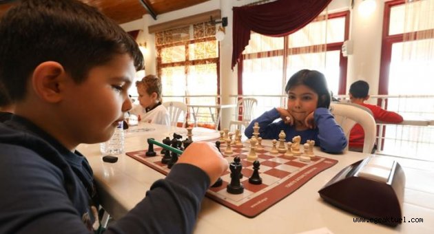 Bucalı genç sporcular Ata’yı satrançla andı