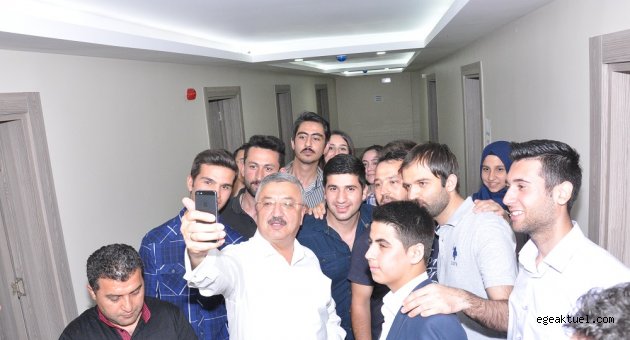 Bucalı gençler Necip Nasır’ı böyle karşıladı:  “İzmir’in Geleceği Necip Nasır”