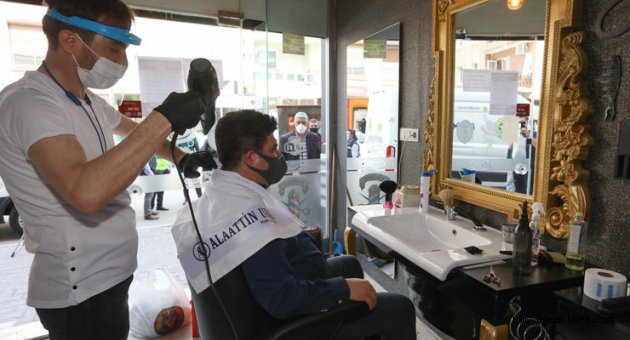 Bucalı kuaförler ilk siftahı Başkan Kılıç’la yaptı