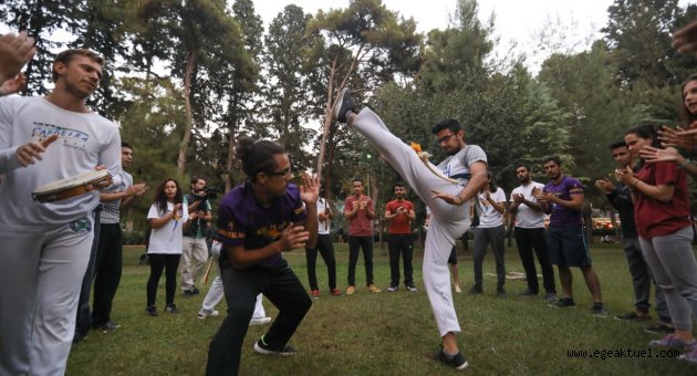 Bucalılar Capoeria savunma sanatı öğreniyor 