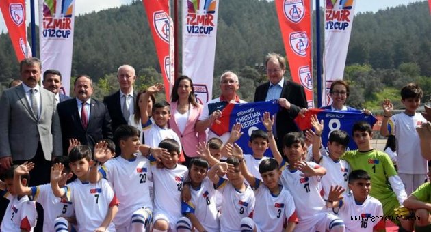 Büyükelçi Berger, Uluslararası U12 İzmir Cup'ın açılışına katıldı