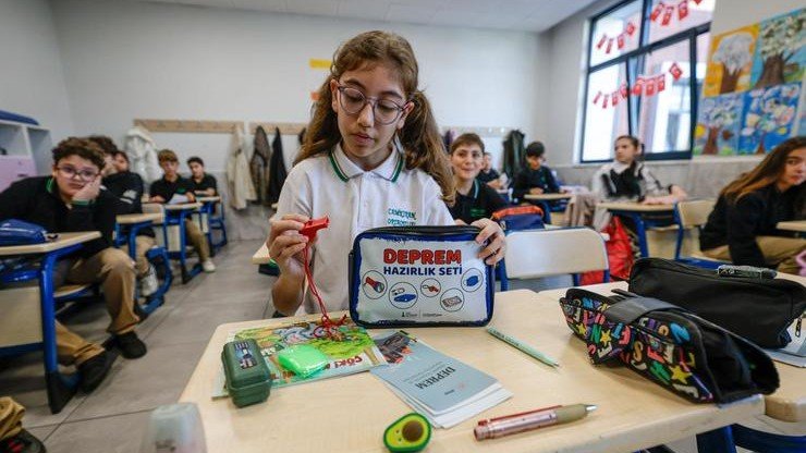 Büyükşehir’den öğrencilere deprem çantası ve afet eğitimi