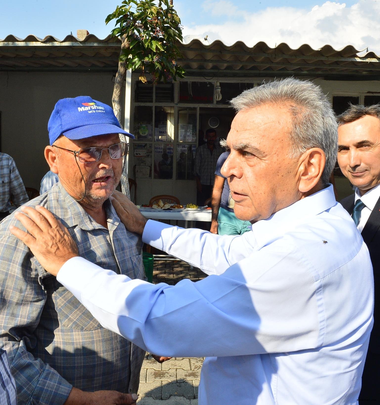 Can kulağıyla dinledi