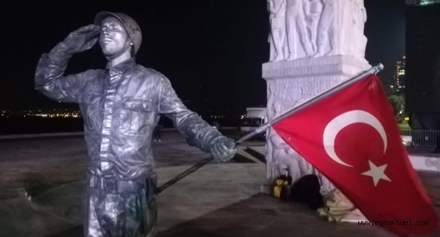 Canlı heykel olup 24 saat boyunca asker selamı verecek