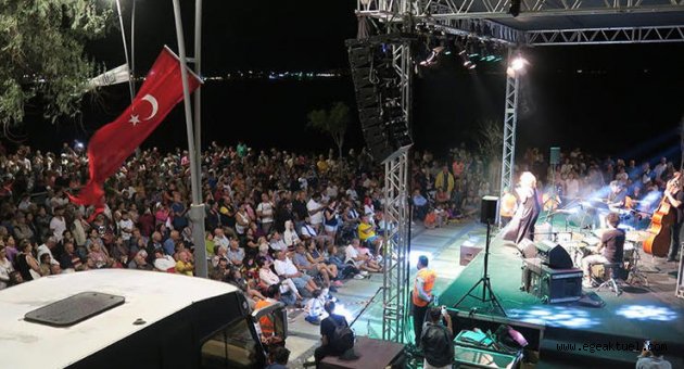 Caz büyüsü Foça'yı sardı
