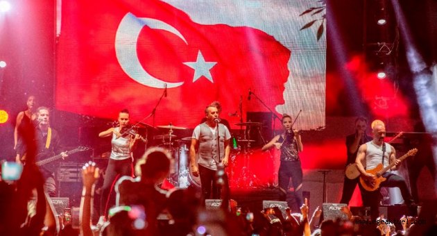 Çeşme, Ata'sını saygıyla selamladı