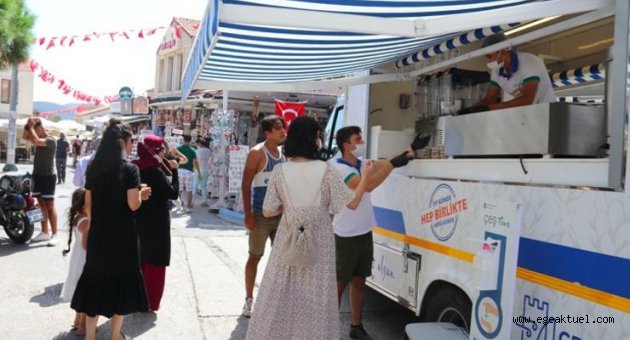 Çeşme Belediyesi aşure dağıttı